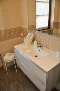 y baño con lavabo y espejo. en Monolocale - B&B Sarita's Rooms, en Certosa di Pavia