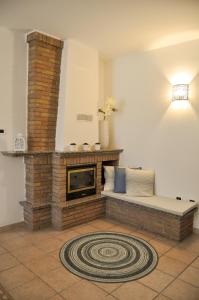 sala de estar con chimenea y sofá en Monolocale - B&B Sarita's Rooms, en Certosa di Pavia