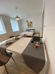 ein Wohnzimmer mit einem Tisch und einem Sofa in der Unterkunft Apartmán OKO in Písek