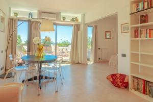 een eetkamer met een tafel en stoelen en een raam bij CASA CAROLINA Mare, Comfort e Relax in Camogli