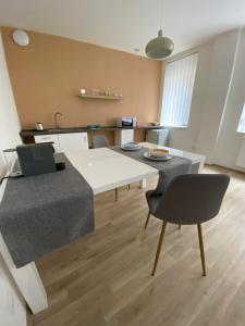 Kuchyňa alebo kuchynka v ubytovaní Apartmán OKO