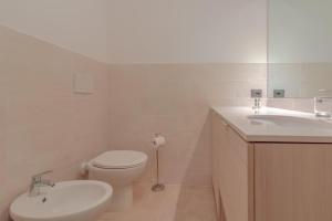 een witte badkamer met een toilet en een wastafel bij CASA CAROLINA Mare, Comfort e Relax in Camogli +31 foto's