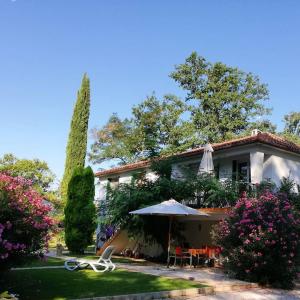 Zahrada ubytování Résidence Miro, gîtes climatisés avec piscine et tennis