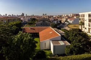 une vue d'une ville avec des bâtiments et des arbres dans l'établissement Guest H4U - Povoa Vacation, à Póvoa de Varzim