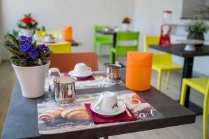 una mesa con dos bandejas de comida. en Vino e Turismo, en San Defedente di Cervasca