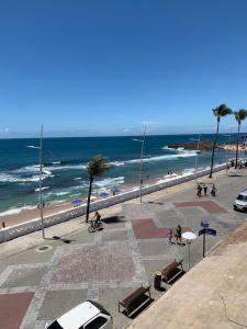 uma vista para uma praia com pessoas e para o oceano em Bahia Flat - Barra em Salvador