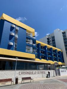 um edifício azul com um sinal que diz empresa para fazer final em Bahia Flat - Barra em Salvador