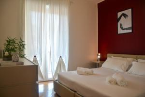 een slaapkamer met een groot bed en handdoeken bij ALTIDO Lovely Apt for 4 next to bus and metro station in Milaan