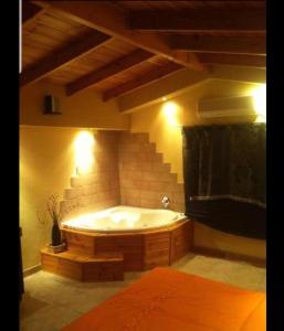 uma casa de banho com banheira num quarto em בקתות היובל em Qiryat Shemona