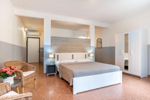 - une chambre avec un lit, une table et des chaises dans l'établissement Marinali Rooms, à Bassano del Grappa