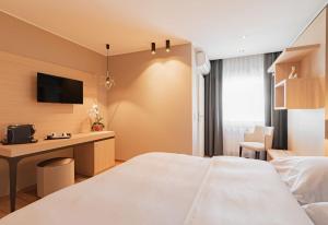 una camera d'albergo con un letto e una scrivania di Hotel Re'ser Stuff a Roeser
