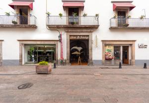 a building with a clock on the front of it at Hotel Hidalgo in Querétaro