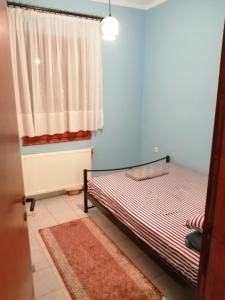 1 Schlafzimmer mit 2 Betten und einem Fenster in der Unterkunft BYT Village House in Áyios Khristóforos