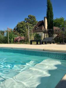 - une piscine en face d'une maison dans l'établissement Chambres & Tables d'Hôtes L'Ostal de Pombonne, à Bergerac