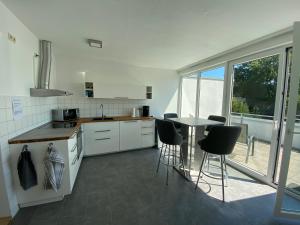 Dapur atau dapur kecil di Wohnung mit 2 Einzelzimmer gemeinsamer Küchen/Bad/Balkon-Nutzung