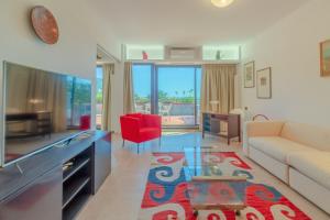 a living room with a couch and a table at CASA CARLOTTA Tranquillità con Vista Mare in Camogli