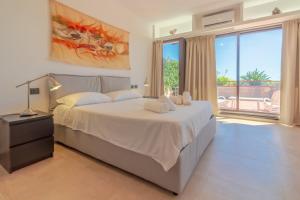 a bedroom with a large bed and a large window at CASA CARLOTTA Tranquillità con Vista Mare in Camogli