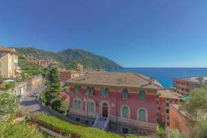 a building on a hill next to the ocean at CASA CARLOTTA Tranquillità con Vista Mare in Camogli