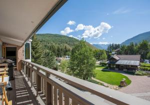 Elle comprend un balcon offrant une vue sur les montagnes. dans l'établissement Mill Creek Court by Vail Realty, à Vail