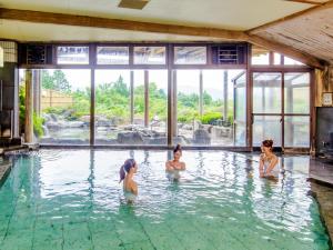 un grupo de mujeres en el agua en una piscina en Hotel Green Plaza Hakone, en Hakone
