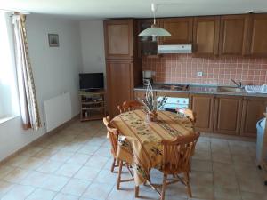 een keuken met een tafel en stoelen en een keuken met een fornuis bij Studio Appart Verdon in Allemagne-en-Provence +61 foto's
