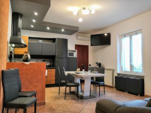 a kitchen and dining room with a table and chairs at Casa vacanze Acero rosso in Massa Martana