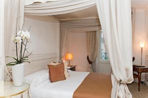 Una cama o camas en una habitación de Albergo Terminus