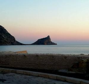 einen Blick auf das Meer mit einem Berg im Hintergrund in der Unterkunft La casa a due passi dal mare in Marettimo