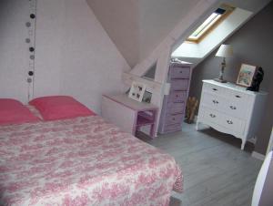 1 dormitorio con 1 cama, vestidor y escalera en grande chambre lumineuse et spacieuse 22m2, en Guérande