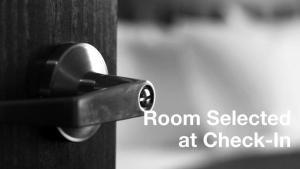 zamknięcie klamki na drewnianych drzwiach w obiekcie Holiday Inn Panama City, an IHG Hotel w mieście Panama City