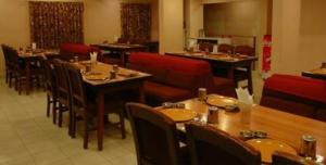 Restaurant ou autre lieu de restauration dans l'établissement Matheran Retreat