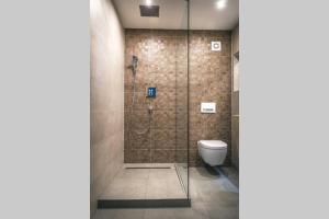 Bilik mandi di Life ATMOsphäre Apartment Lahr-Schwarzwald