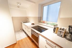 Dapur atau dapur kecil di The Suites City Apartments