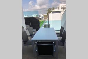 un tavolo blu e sedie sul balcone di Oasis Beach Dream Holiday a Guardamar del Segura