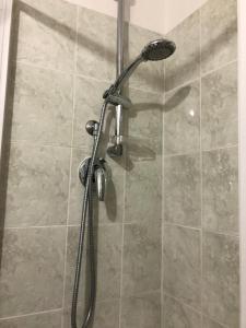 eine Dusche mit Glastür im Bad in der Unterkunft Cottage Azzurra in Ischitella