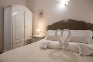 A bed or beds in a room at Vico d'Ercole