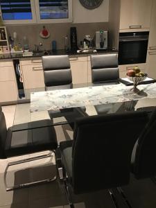 Chambre aux bord de l'Areuse的厨房或小厨房