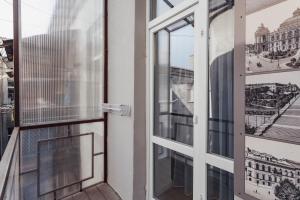 una ventana abierta con vistas a un edificio en City Centre Silver Apartment en Odesa