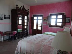 een slaapkamer met een bed, een tafel en een raam bij Hacienda Santa Clara, Morelos, Tenango, Jantetelco in Jantetelco