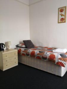 1 dormitorio con 1 cama y vestidor con mesita de noche en Blackburn - Great prices, best rooms, nice place ! en Blackburn