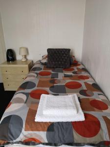 1 dormitorio con 1 cama con colcha colorida en Blackburn - Great prices, best rooms, nice place ! en Blackburn