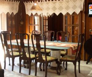 mesa de comedor y sillas con mesa en Venha curtir suas férias, com privacidade em Laguna-SC, en Laguna
