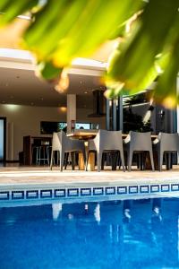 Bazén v ubytování Casa Maeva with heated pool in El Roque nebo v jeho okolí