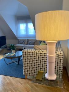 sala de estar con lámpara y sofá en Apartamento boutique con terraza y vistas al mar. Porto Vilanova, en Villanueva de Arosa