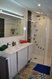 a bathroom with a sink and a shower at LE POINT DU JOUR in Bon-Encontre