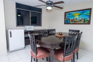 a dining room with a table and a refrigerator at Hotel Boston Superior in Barranquilla