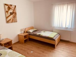 Un ou plusieurs lits dans un hébergement de l'établissement Ferienwohnung Bad Camberg - Apartment 3 Hoelzer