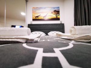Tempat tidur dalam kamar di Merkur Luxury Apartman