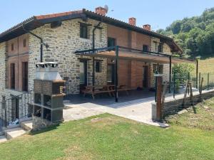 un gran edificio de ladrillo con patio y parrilla en ETXEARTZI, en Arciniega