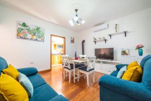 - un salon avec deux canapés bleus et une table dans l'établissement Casa la Viña, à Puntagorda